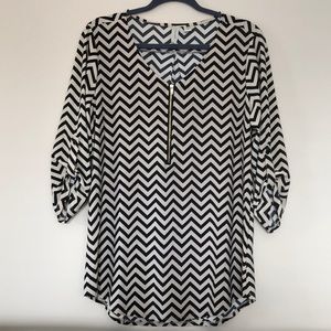 Tacera 3/4 length shirt. Chevron print. Medium.
